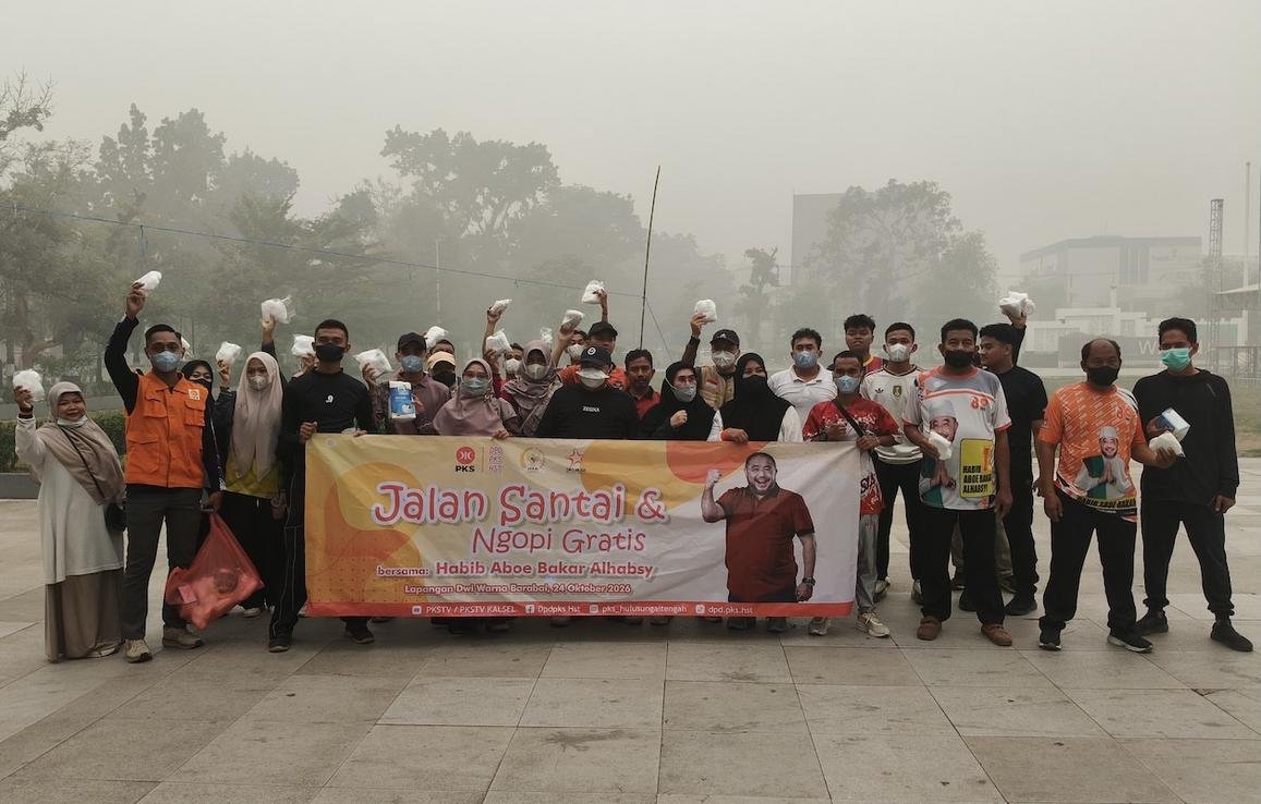 Asap Karhutla Pekat, Habib Aboe Bakar Alhabsyi Bagikan Masker dan Kopi di Barabai