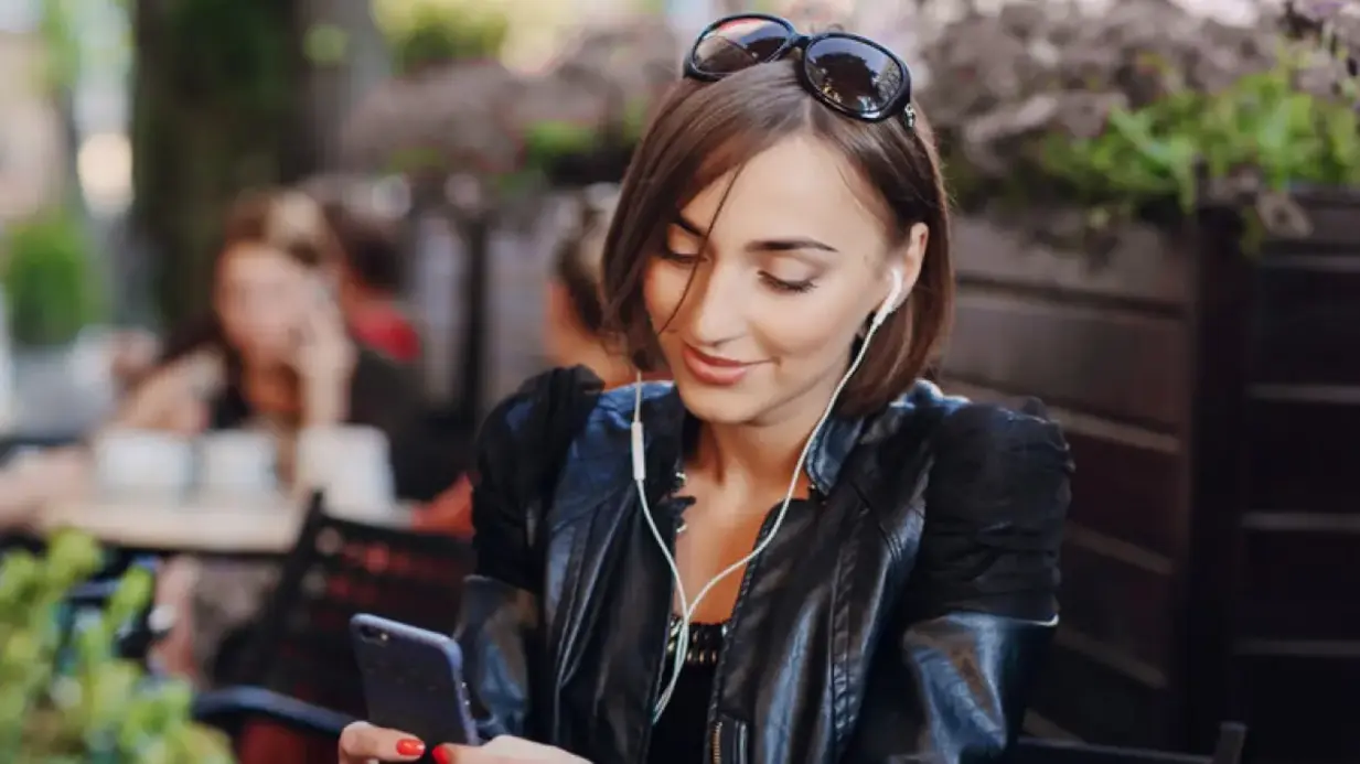 Fenomena Unik: 5 Alasan Gen Z Kembali Pilih Headphone Berkabel di Tengah Dominasi Nirkabel