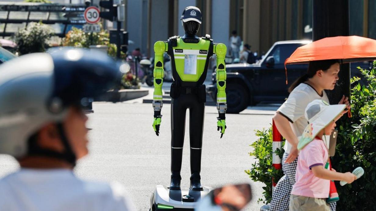 Polisi Mulai Digantikan? Robot Otonom T2 China Uji Coba Tugas Lalu Lintas